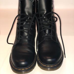 SALE❗️❗️Dr. martens in women’s size 9